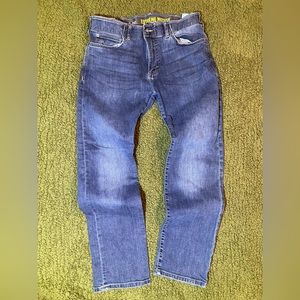 MEN'S EXTREME MOTION STRAIGHT FIT TAPERED LEG JEAN IN MAYDAY